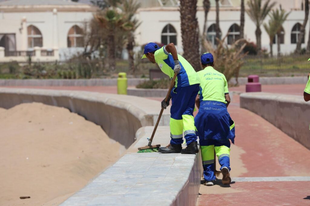 جماعة أكادير تنظم حملة واسعة لتنظيف شاطئ المدينة 4