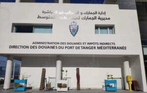 عناصر الجمارك التابعة لمديرية المسافرين بميناء طنجة المتوسط
