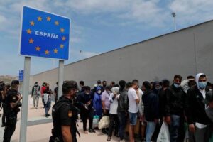بشرى سارة للمهاجرين غير الشرعيين بإسبانيا : الحكومة تستعد لتسوية الأوضاع. 10 مهاجرين غير الشرعيين بإسبانيا