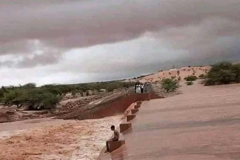 موريتانيا و بالفيديو:  إنقاد طفل حصرته السيول بأعلى سد لأزيد من 20 ساعة