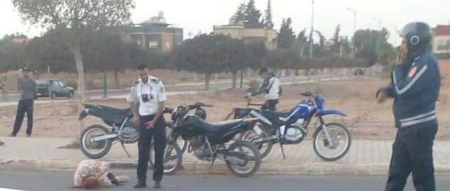 خلاف بين عشيقين بمدينة بيوكرى ينتهي برمي فتاة من سيارة بطريقة مثيرة