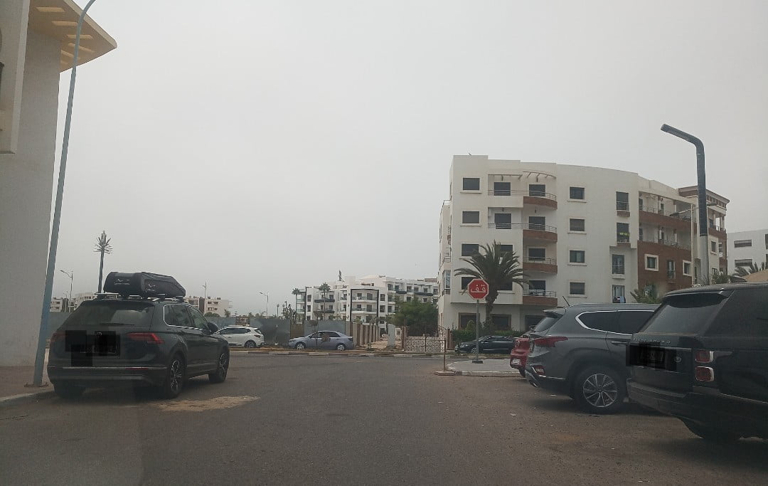 أكادير : سكان إقامة سكنية ب"صونابا" يعانون لدخول منازلهم والسلطات تلتزم صمت القبور