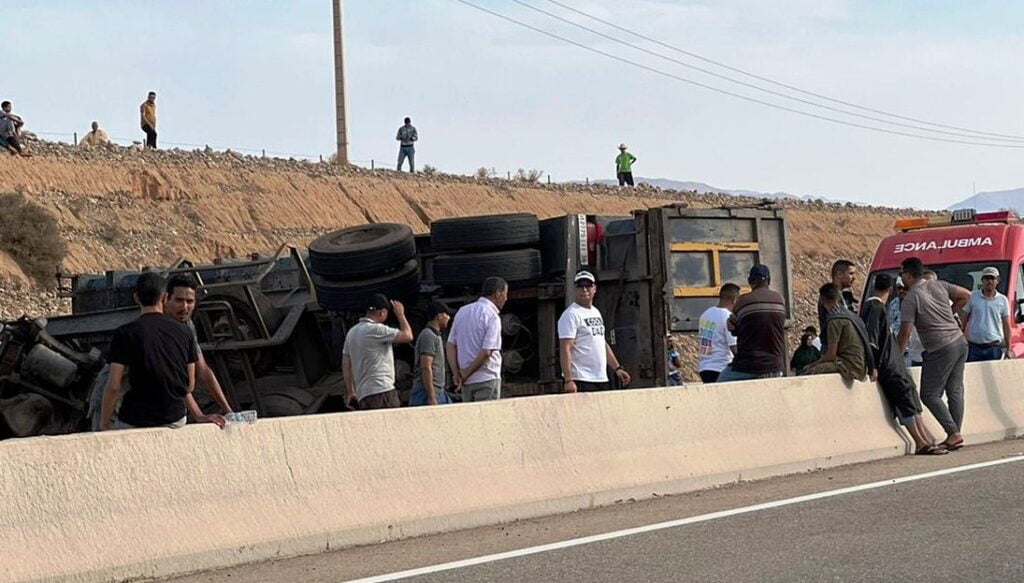 انقلاب مروع لشاحنة في الطريق السيار بين أكادير و مراكش يتسبب في تعطيل حركة المرور في حادث نجا منه السائق من موت محقق.