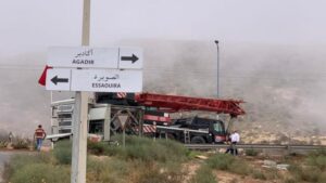 سقوط آلة عملاقة وسط مدارة بأكادير يشل حركة المرور +”صورة”