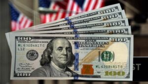 الدولار يتراجع من أعلى مستوى أمام الأورو 2 الدولار 1