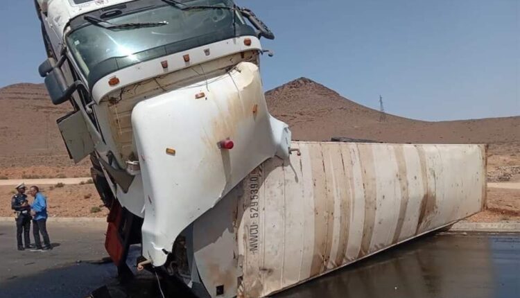 شاحـنة كبيـرة محـ.ـملة بالأسماك 2