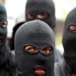 تنويه خاص من حموشي لشرطيين حملا العلم الوطني الذي سقط أرضا بفعل الأمطار الغزيرة.