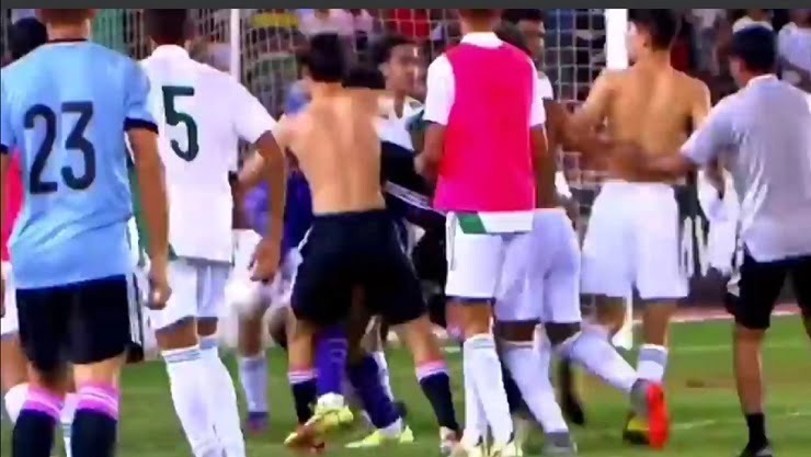 فيديو الاعتداء الشنيع الذي تعرض له لاعبو المنتخب المغربي لأقل من 17 سنة بالجزائر.