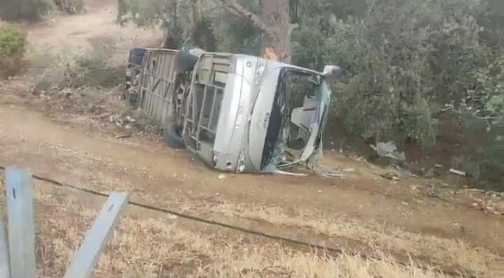 فاجعة جديدة.. انقلاب حافلة لنقل المسافرين يخلف عشرات الجرحى (+صور) 5 انقلاب حافلة لنقل المسافرين 2