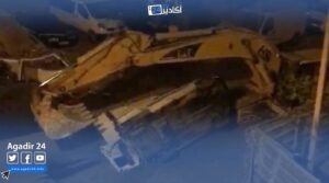 فعل جنوني لسائق جرافة، والمواطنون يواجهونه بالهراوات و الحجارة 8 فعل جنوني