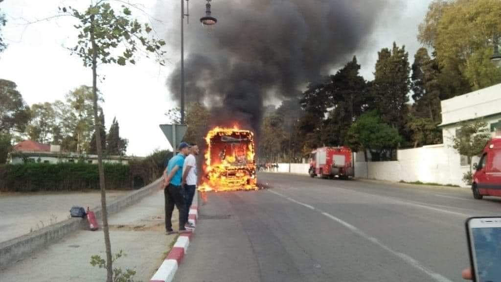 النيران تحول حافلة للنقل الحضري إلى رماد
