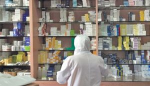 الصيادلة وأطباء القطاع الخاص