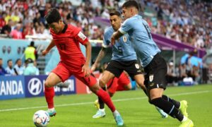 المنتخب الأوروغوياني مع نظيره الكوري الجنوبي