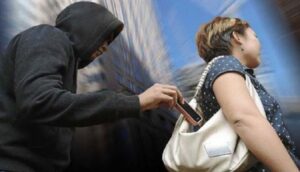 الإطاحة بسارق هواتف الباحثاث عن عمل بطريقة ماكرة 1 سرقة 1