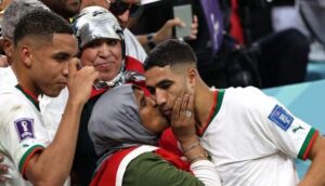 والدة اشرف حكيمي تقبل ابنها