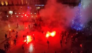 اندلاع مواجهات عنيفة في فرنسا، عقب مباراة المنتخبين المغربي و الفرنسي، و أنباء عن مصرع طفل مغربي 1 شغب فرنسا