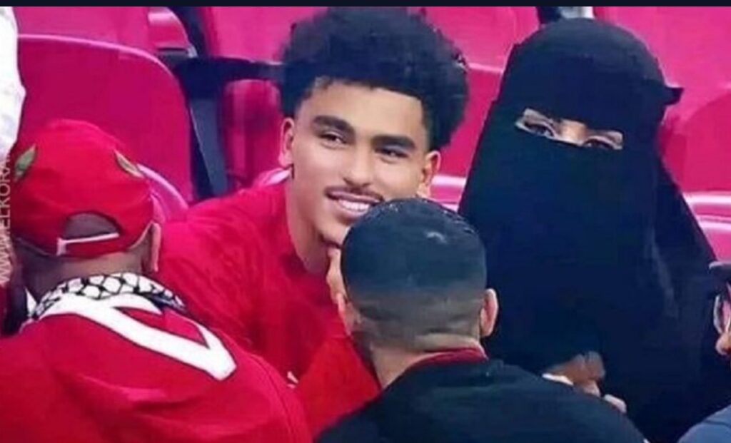 زكريا أبو خلال مهاجم “أسود الأطلس”ينهي الجدل الذي رافق صورته مع فتاة مُنقبة زكريا أبو خلال مهاجم “أسود الأطلس”ينهي الجدل الذي رافق صورته مع فتاة مُنقبة