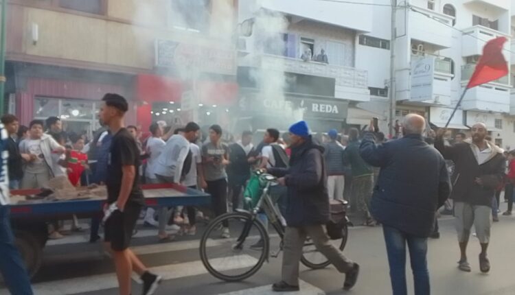 أكادير : أجواء هستيرية من الفرح بعد تأهل المنتخب المغربي في شوارع و أحياء المدينة. (+صور ) 3 أكادير جمهور 2