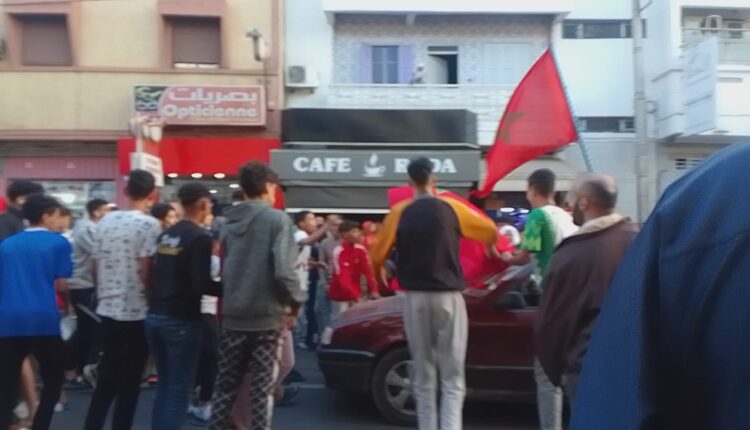 أكادير : أجواء هستيرية من الفرح بعد تأهل المنتخب المغربي في شوارع و أحياء المدينة. (+صور ) 2 أكادير جمهور 3
