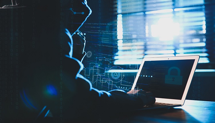 فرار متهم في قضية ابتزاز مسؤولين إلى الخارج، وتحقيق معمق يعقب الواقعة