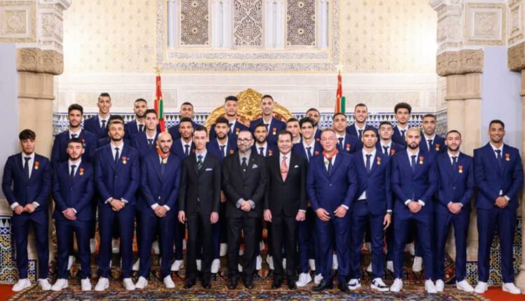 بالصور : استقبال رائع لأعضاء المنتخب المغربي من طرف الملك بعد أدائهم المتميز في كأس العالم قطر 2022. 2 الملك