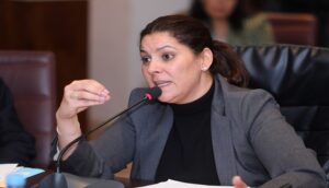 أكادير : خطر الواجهات الزجاجية على الساكنة أثناء الهزات الأرضية على طاولة الوزيرة المنصوري 1 الوزيرة المنصوري