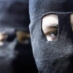 سيول عارمة في مكة تجرف السيارات وتتسبب بتراكمها