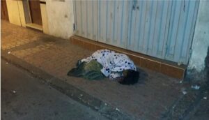 إنزكان : المشردون يعيشون أوضاعا قاسية في ظل الظروف المناخية الصعبة، وسط مطالب بالتفاتة عاجلة. 3 متشرد