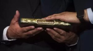 بعد السويد.. تمزيق القرآن الكريم وحرقه في هولندا يثير غضب المسلمين 6 القرأن الكريم
