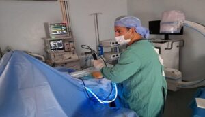 عملية جراحية دقيقة تمكن أربعينيا من المشي مجددا، بعد فقدانه القدرة على الحركة