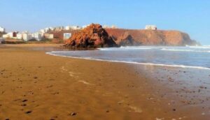 شاب يغامر بحياته لإنقاذ سائحة أجنبية من الغرق بشاطئ مير اللفت.