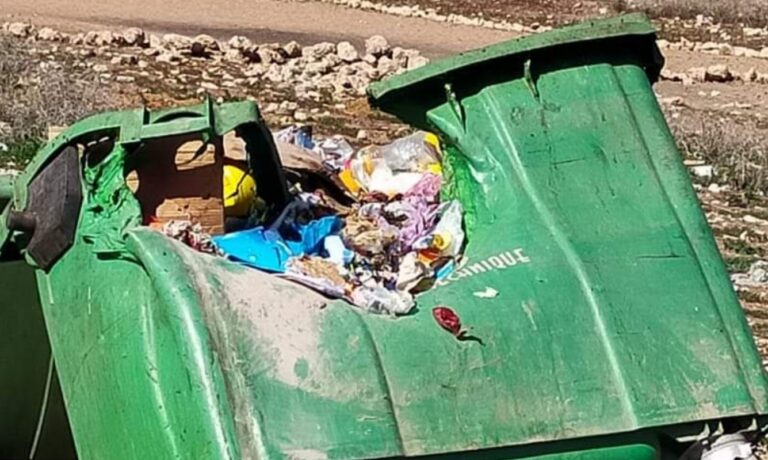 مجهولون يحرقون حاويات للأزبال ببيوكرى