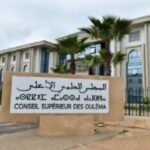 طريقة جديدة و غريبة للإحتجاج: إلقاء أسد نافق أمام قصر الرئاسة في سانتياغو