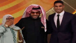 تتويج اللاعب أشرف حكيمي بجائزة أفضل رياضي عربي JOY” AWARDS” ، و يهدي الجائزة لوالدته. 8 تتويج اللاعب أشرف حكيمي بجائزة أفضل رياضي عربي JOY AWARDS