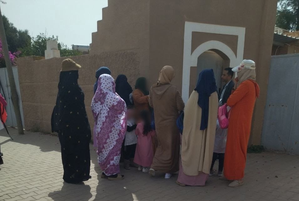 تزنيت: اثنين الغضب أمام مديرية التعليم.. امهات وتلاميذ في احتجاج بعد حرمان أبنائهن من التعليم الأولي.