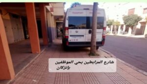 إنزكان : سيارة مركونة بشارع رئيسي تعرقل حركة سير الراجلين، و كادت أن تتسبب في وفاة سيدة. 8 سيارة مركونة بإنزكان