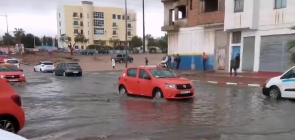 أكادير : إنفجار قناة لتصريف مياه الأمطار والصرف الصحي يغرق شارعا رئيسيا وسط المدينة