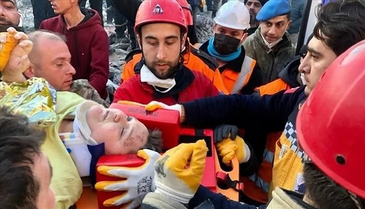 إنقاذ طفل من تحت الأنقاض بعد مرور 182 ساعة