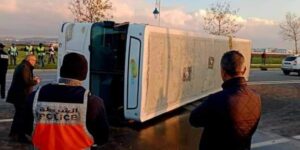 انقلاب حافلة لنقل المسافرين يخلف إصابات متفاوتة الخطورة في صفوف الركاب