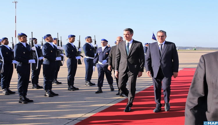 رئيس الحكومة الإسبانية يحل بالمغرب