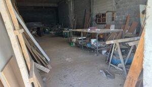 أكادير: ورشة سرية للنجارة تحول حياة سكان عمارة إلى جحيم في ظل تقاعس الشرطة الإدارية 3 ورشة للنجارة