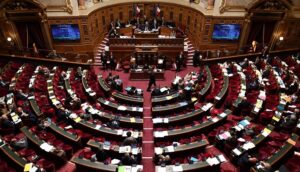 المصادقة على مشروع قانون نظام التقاعد المثير للجدل بفرنسا رغم الاحتجاجات القوية في عدد من القطاعات الحيوية. 7 مشروع قانون نظام التقاعد المثير للجدل بفرنسا