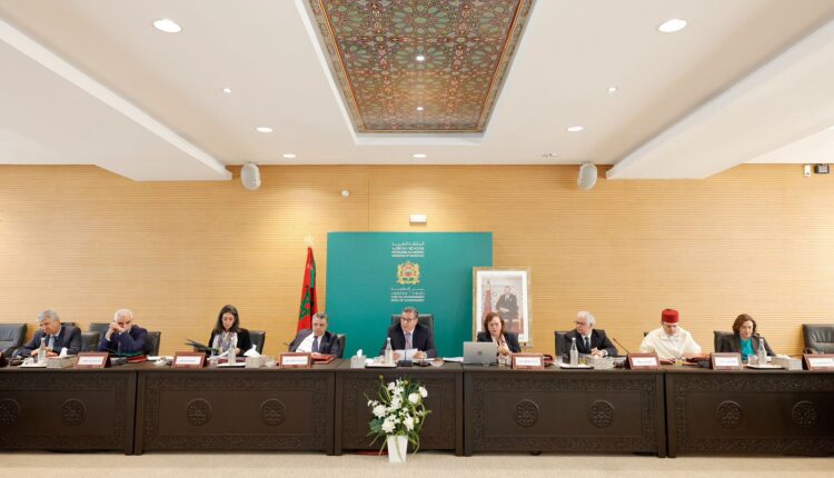 رئيس الحكومة يترأس الاجتماع الأول للجنة الوطنية للمساواة بين الجنسين وتمكين المرأة 2 رئيس الحكومة 3 1