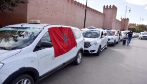 "النقل بواسطة التطبيقات" وارتفاع أسعار المحروقات.. ملفات تخرج مهنيي التاكسيات للاحتجاج 4 طاكسيات