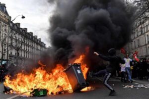 فرنسا : احتجاجات عنيفة و اعتقالات واسعة، وحرق للسيارات ومراكز الأمن بعد مقتل قاصر على يد الشرطة. 5 فرنسا