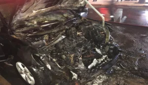 حريق مُهول يأتي على سيارة وسط مدينة مراكش