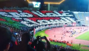 علمُنا في السماء. أحمر كالدّماء