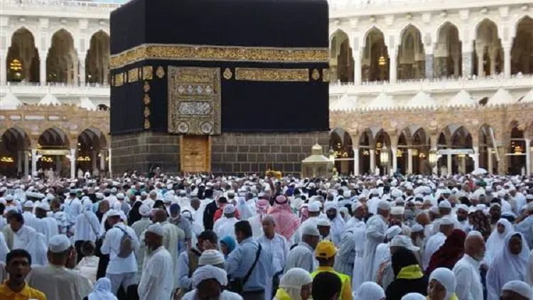 معتمرون ينشدون العودة إلى أرض الوطن