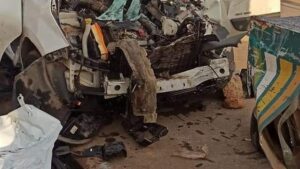 إصطدام سيارة إسعاف بشاحنة 2