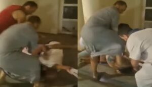 عناصر الأمن تدخل على خط تعنيف شخص بمدخل عمارة